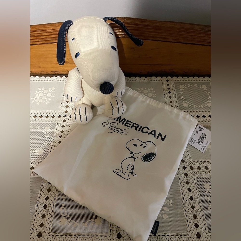 American Eagle “SNOOPY” limited edition plush NWT